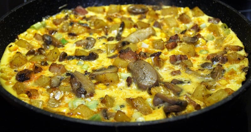 Omelette aux champignons : astuces pour une texture moelleuse
